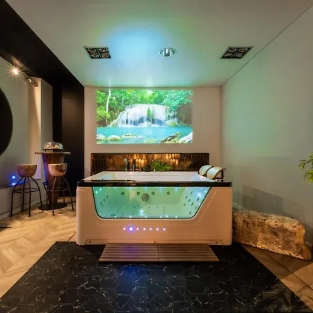 Avec Jacuzzi Prive Ideal Seul Ou Couple - Maison Carre نيم