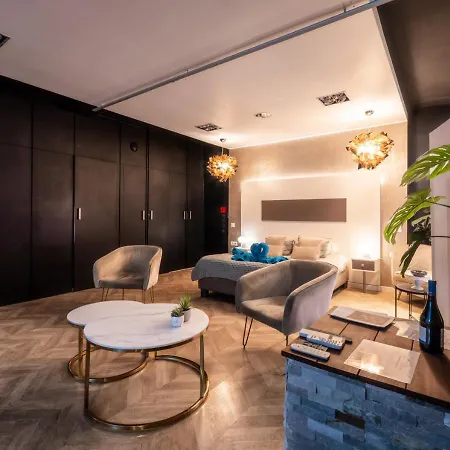 Avec Jacuzzi Prive Ideal Seul Ou Couple - Maison Carre Nîmes