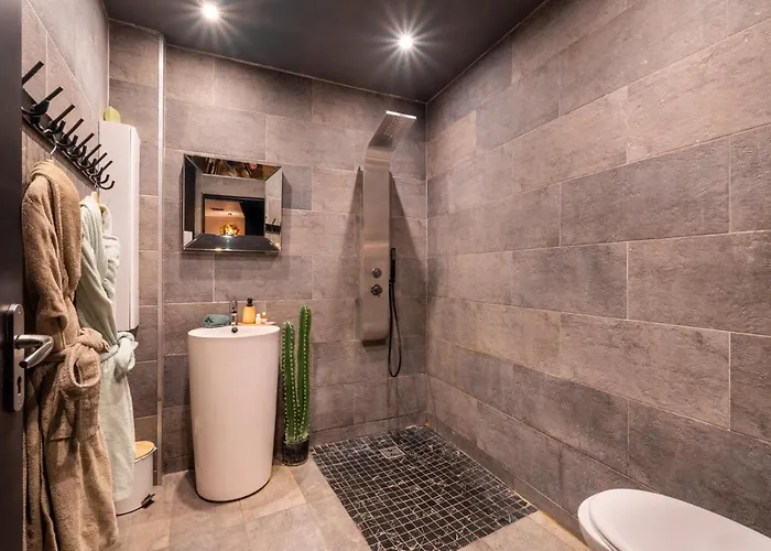 Avec Jacuzzi Prive Ideal Seul Ou Couple - Maison Carre Διαμέρισμα Νιμ